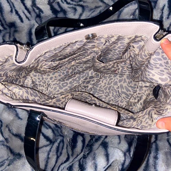 *SOLD* Guess Est. 1981 purse - Picture 5 of 5